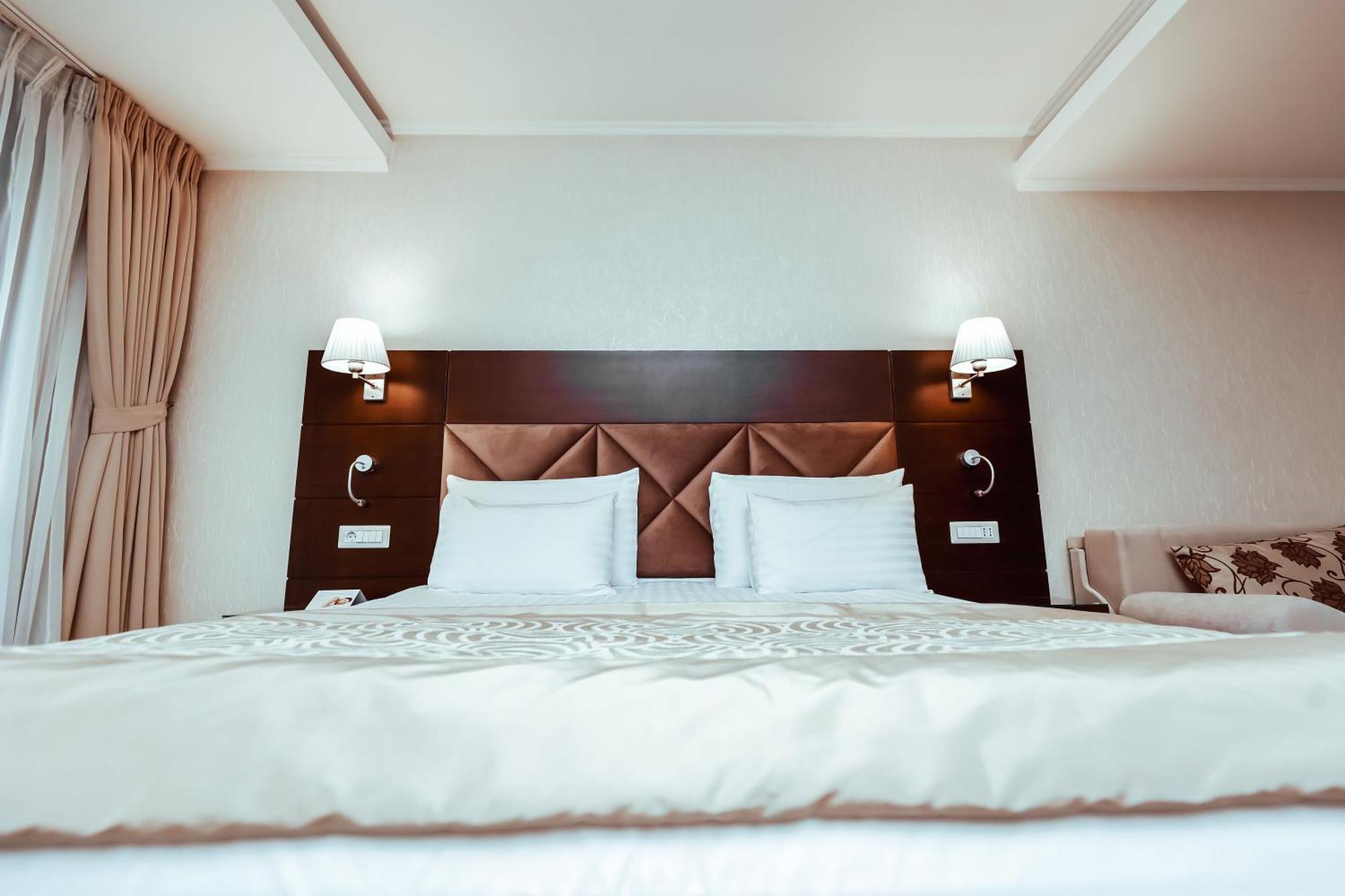 Grand Coroana Hotel